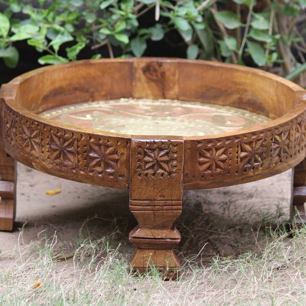 Table Chakki ronde en bois massif, meubles en bois de manguier. Table à cocktail avec finition en laiton, table de broyage poli