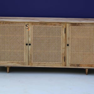 Hölzernes Rattan Sideboard | Mango Holz Fernsehtisch mit 3 Schubladen & 2 Regalböden | Handgefertigte Massivholz Media Konsole | Home Décor Boho Fernsehschrank