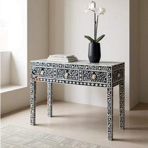 Handgemaakte consoletafel met inlegwerk van zwart been, gebloemd vine-bureau met lades
