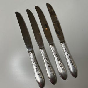 Vintage Stainless Steel Flatware Dinner Knife Knives Set Of 4 Flawed one is bent