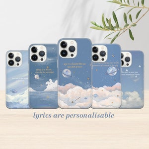 Peut inclure: Cinq étuis de téléphone différents avec un design ciel bleu, nuages blancs et étoiles dorées. Chaque étui présente des paroles différentes d'une chanson. Les paroles sont : "Love you to the moon and stars", "Floating in a dream, stars by the pocketful", "You're a bandit like me, eyes full of stars", "And he's passing by, rare as the glimmer of a comet in the sky", and "The stars in your eyes shine brighter in Taipei".