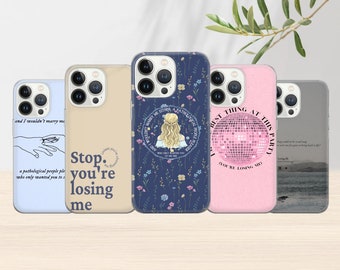 Puede incluir: Conjunto de seis fundas para iPhone con diferentes diseños. Las fundas son todas negras con texto y gráficos blancos. Los diseños incluyen un patrón floral, una bola de discoteca, una mano sosteniendo un anillo y una cita sobre perder a alguien.