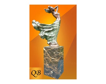 Bronze-Statue nackt erotische Mädchen Figur. Sie steht romantisch entspannt auf ihrem Marmorsockel, damit jeder ihre Schönheit bewundern kann.