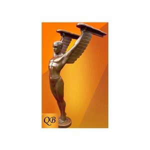 Op de afbeelding: Bronzen art deco beeld van een man met uitgestrekte armen en gestileerde vleugels. De figuur staat op een cirkelvormige basis, met de initialen "QB" in de linkerbenedenhoek. De achtergrond is een verloop van oranje en geel.