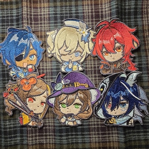 Può includere: Sei toppe ricamate con personaggi anime. Le toppe sono colorate e presentano vari personaggi con diversi stili di capelli e vestiti.