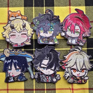 Può includere: Sei toppe ricamate con personaggi anime con diversi stili di capelli e abbigliamento. Le toppe sono colorate e hanno uno stile cartone animato.