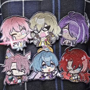 Puede incluir: Seis parches bordados con personajes de anime con diferentes peinados y expresiones. Los parches son coloridos y tienen una variedad de detalles, incluyendo cabello, ojos y ropa.