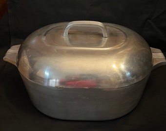 Vintage MAGNALITE Eight Quart Roaster Very good condition.  Very Clean. Made in the United States.