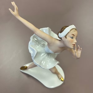 VINTAGE Porcelain BALLERINA By WALLENDORF of Germany, Meticulous Detail Excellent Condition.  Beautiful Ballerina!