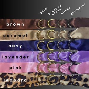 Puede incluir: Siete cintas de sat&eacute;n de diferentes colores con anillos de oro, lat&oacute;n cepillado, plata y metal gris. Los colores son marr&oacute;n, caramelo, azul marino, lavanda, rosa e estampado de leopardo.