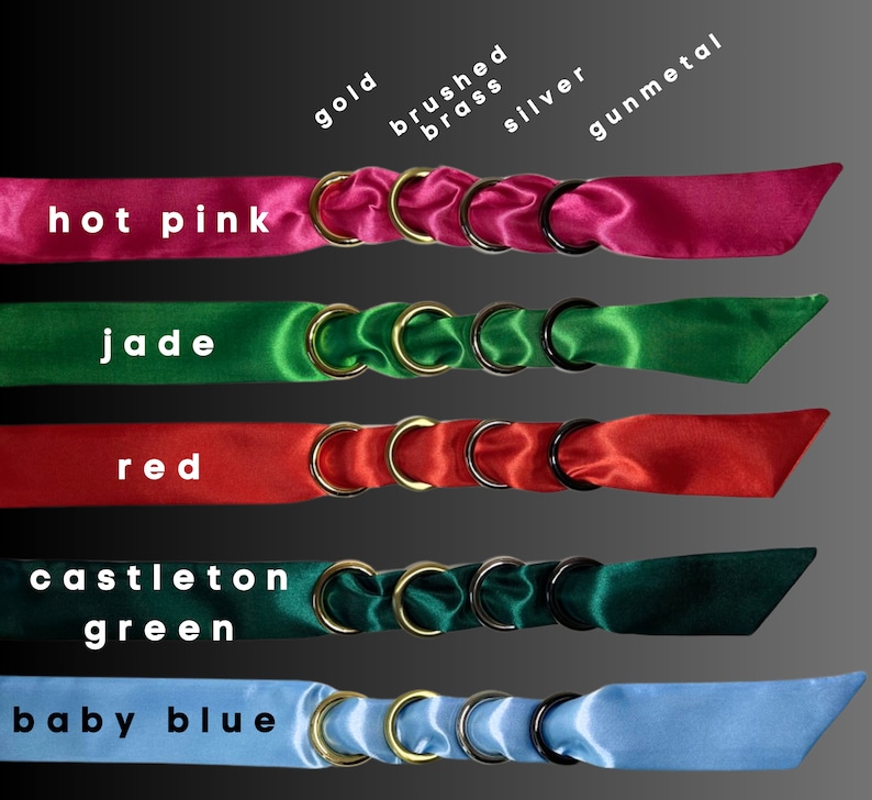 Puede incluir: Cinco tiras de cinta de sat&eacute;n en diferentes colores, cada una con cuatro anillos unidos. Los colores son rosa intenso, jade, rojo, verde castleton y azul beb&eacute;. Los anillos son de oro, lat&oacute;n cepillado, plata y metal gris.