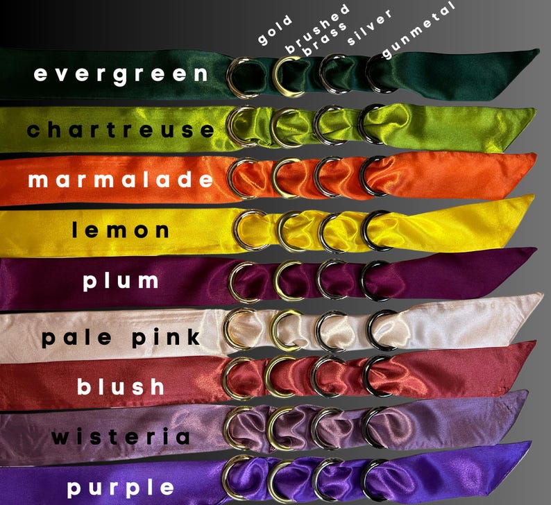 Puede incluir: Diez cintas para el pelo de sat&eacute;n en varios colores, incluyendo verde, chartreuse, marmalade, lim&oacute;n, ciruela, rosa p&aacute;lido, rubor, glicinia y morado. Cada cinta para el pelo tiene tres anillos dorados.