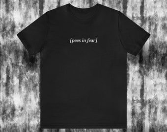 Witziges Erwachsenen T-Shirt - weiße Schrift | [pinkelt vor Angst] | für lustiges Geschenk, jedes Geschlecht mit geschlossener Beschriftung Humor, inclusive Größengeschenk