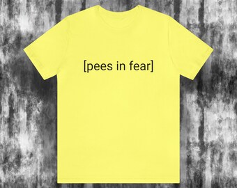 Lustiges Unterschriften-t-shirt | schwarze Schrift | [pinkelt vor Angst] | für lustiges Geschenk, jedes Geschlecht mit geschlossener Beschriftung Humor, inclusive Größengeschenk