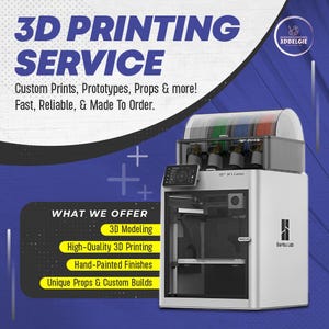 Op de afbeelding: Een witte 3D-printer met een doorzichtige bovenkant, met gekleurde filamentspoelen. De afbeelding bevat de tekst "3D PRINTING SERVICE" en vermeldt diensten zoals 3D-modellering en aangepaste builds. De printer heeft een digitaal display en het Bambu Lab-logo.