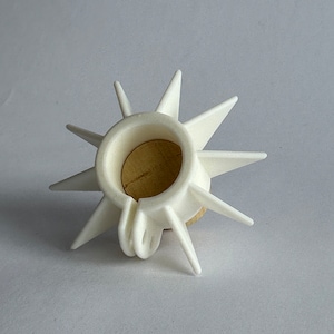 Peut inclure: Bouchon de bouteille en plastique blanc avec un motif en étoile et un insert en bois. Le bouchon a un crochet sur le côté.