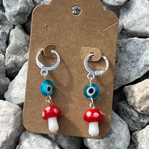 Mini boucles d&#39;oreilles pendantes champignons rouges et blancs