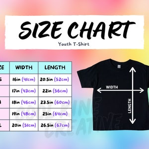 Könnte beinhalten: Ein schwarzes Jugend-T-Shirt mit einer Größentabelle. Die Tabelle zeigt die Maße für Breite und Länge in Zoll (in) und Zentimetern (cm) für die Größen XS bis XL. Der Text "SIZE CHART" steht oben.