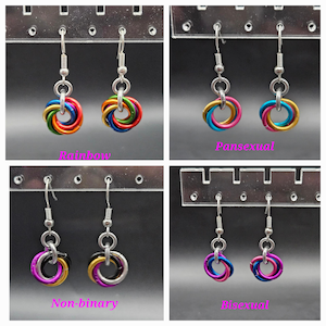 Pendientes de malla metálica con la bandera del orgullo LGBTQIA+: Joyería hipoalergénica