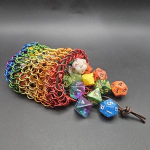 Bolsa grande de dados de malla de arcoíris - Bolsa de metal para mazmorras de rol - Accesorio único para juegos de fantasía - Almacenamiento personalizado de runas de malla de arcoíris