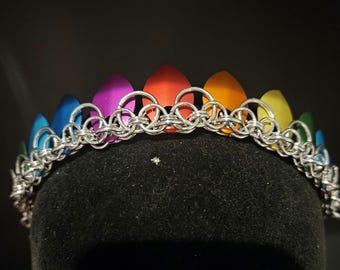 Middeleeuwse Rainbow Crown Scalemaille Chainmaille-hoofdtooi – Handgemaakte op pantser geïnspireerde zendspoel voor cosplay, festivals en renaissancefeesten
