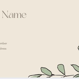 Peut inclure: Conception de carte de visite avec fond beige et illustration botanique minimaliste. La carte comprend des champs pour "Your Name", "Your Title" et des icônes d'informations de contact. Des feuilles vertes ornent le coin.