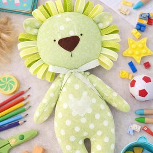 Easy Lion Plush Sewing Pattern PDF for Beginners | 3 Sizes 5 10 20 in | Soft Toy | Baby Shower Gift | Eco Friendly Option.
Beginner-friendly lion plush sewing pattern PDF. Easy toy DIY in 3 sizes (5, 10, 20 in). Perfect baby shower gift, eco-friendly option.