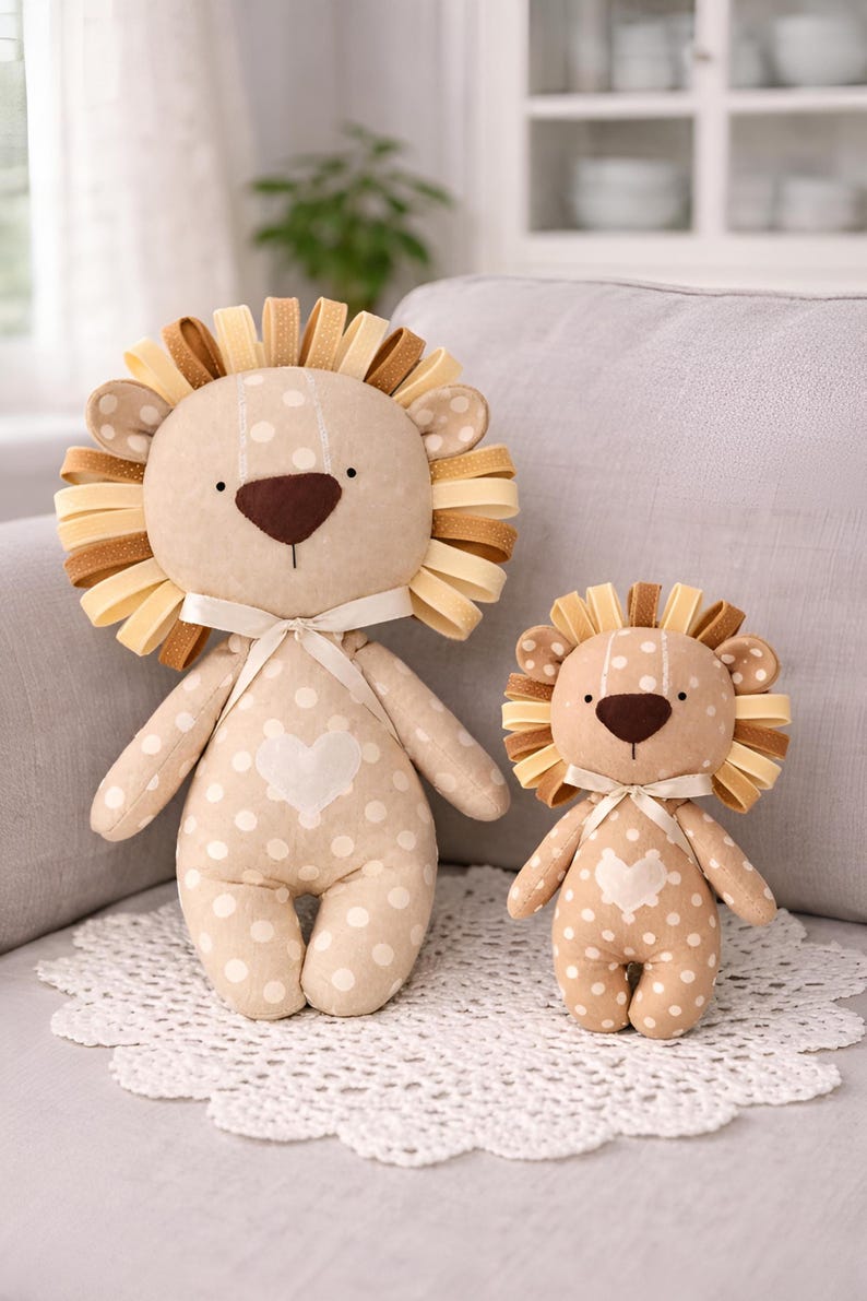 Easy Lion Plush Sewing Pattern PDF for Beginners | 3 Sizes 5 10 20 in | Soft Toy | Baby Shower Gift | Eco Friendly Option.
Beginner-friendly lion plush sewing pattern PDF. Easy toy DIY in 3 sizes (5, 10, 20 in). Perfect baby shower gift, eco-friendly option.