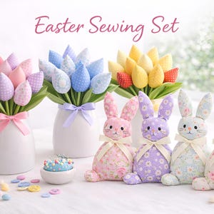 Può includere: Una tazza di ceramica bianca con manico nero e la scritta "But First, Coffee" in grassetto nero. La tazza è posta su uno sfondo sfocato, che suggerisce un'atmosfera accogliente.