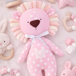 Easy Lion Plush Sewing Pattern PDF for Beginners | 3 Sizes 5 10 20 in | Soft Toy | Baby Shower Gift | Eco Friendly Option.
Beginner-friendly lion plush sewing pattern PDF. Easy toy DIY in 3 sizes (5, 10, 20 in). Perfect baby shower gift, eco-friendly option.