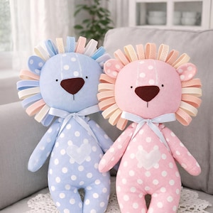 Easy Lion Plush Sewing Pattern PDF for Beginners | 3 Sizes 5 10 20 in | Soft Toy | Baby Shower Gift | Eco Friendly Option.
Beginner-friendly lion plush sewing pattern PDF. Easy toy DIY in 3 sizes (5, 10, 20 in). Perfect baby shower gift, eco-friendly option.