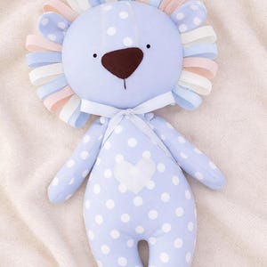 Easy Lion Plush Sewing Pattern PDF for Beginners | 3 Sizes 5 10 20 in | Soft Toy | Baby Shower Gift | Eco Friendly Option.
Beginner-friendly lion plush sewing pattern PDF. Easy toy DIY in 3 sizes (5, 10, 20 in). Perfect baby shower gift, eco-friendly option.