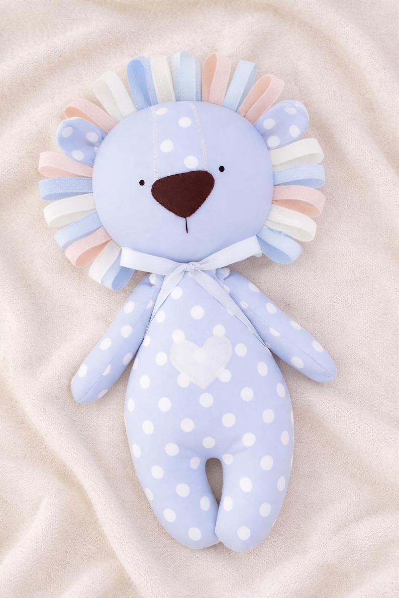 Easy Lion Plush Sewing Pattern PDF for Beginners | 3 Sizes 5 10 20 in | Soft Toy | Baby Shower Gift | Eco Friendly Option.
Beginner-friendly lion plush sewing pattern PDF. Easy toy DIY in 3 sizes (5, 10, 20 in). Perfect baby shower gift, eco-friendly option.
