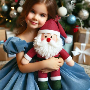 Könnte beinhalten: Ein junges Mädchen in einem blauen Samtkleid hält ein Plüsch-Weihnachtsmann-Spielzeug. Das Weihnachtsmann-Spielzeug hat einen roten Hut, einen weißen Bart und einen rot-weißen Anzug.