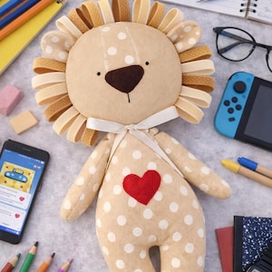 Easy Lion Plush Sewing Pattern PDF for Beginners | 3 Sizes 5 10 20 in | Soft Toy | Baby Shower Gift | Eco Friendly Option.
Beginner-friendly lion plush sewing pattern PDF. Easy toy DIY in 3 sizes (5, 10, 20 in). Perfect baby shower gift, eco-friendly option.