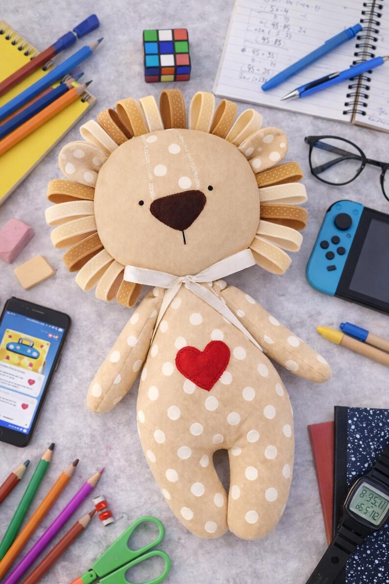 Easy Lion Plush Sewing Pattern PDF for Beginners | 3 Sizes 5 10 20 in | Soft Toy | Baby Shower Gift | Eco Friendly Option.
Beginner-friendly lion plush sewing pattern PDF. Easy toy DIY in 3 sizes (5, 10, 20 in). Perfect baby shower gift, eco-friendly option.