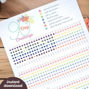 Könnte beinhalten: Ein druckbarer 90-Tage-Challenge-Chart mit einem floralen Design. Die Tabelle ist in 90 Quadrate unterteilt, jedes mit einer Nummer. Die Quadrate sind in einem Regenbogenmuster gefärbt. Der Text "90 Day Challenge" befindet sich oben auf der Tabelle. Die Tabelle enthält auch eine Liste von täglichen Aufgaben, wie z. B. "Journal 15 Minuten", "Gehen 30 Minuten", "15 Seiten lesen", "Telefon aus um 20:00 Uhr" und "Küche geschlossen um 19:30 Uhr".