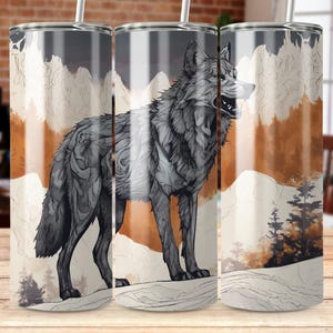 Op de afbeelding: Drie roestvrijstalen bekers met een wolfontwerp. De wolf is grijs en wit en staat in een besneeuwd berglandschap. De achtergrond is in aquarelstijl met bruine, witte en grijze kleuren.