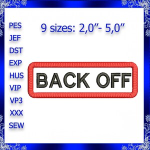 Peut inclure: Patch brodé rectangulaire rouge avec du texte noir qui dit "BACK OFF". Le patch est disponible en neuf tailles, allant de 2 à 5 pouces.