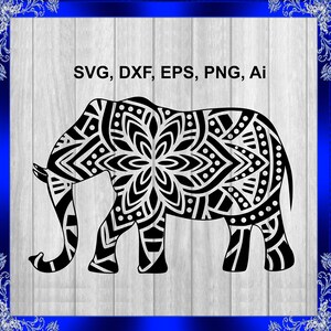 Puede incluir: Silueta en blanco y negro de un elefante con un patrón de mandala. El elefante está de pie sobre un fondo de madera. El texto "SVG, DXF, EPS, PNG, Ai" está en la parte superior de la imagen.