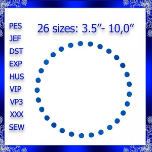 Könnte beinhalten: Ein weißer Hintergrund mit blauem Text, der Stickdateiformate auflistet: PES, JEF, DST, EXP, HUS, VIP, VP3, XXX und SEW. Der Text "26 Größen: 3,5"- 10,0"" ist ebenfalls sichtbar. Ein Kreis aus 26 blauen Punkten befindet sich in der Mitte des Bildes.