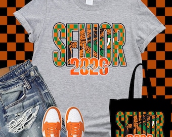 Camiseta gráfica para estudiantes de último año de 2026 / Camisa de graduación con cascabeles de cuadros