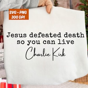 Puede incluir: Un artículo de tela blanca con el texto "Jesus defeated death so you can live Charlie Kirk" en negro. La esquina superior izquierda tiene un pequeño cuadrado naranja con el texto "SVG - PNG 300 DPI".