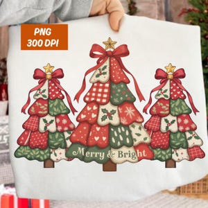 Könnte beinhalten: Weihnachtliches Design mit drei Patchwork-Weihnachtsbäumen in Rot und Grün. Jeder Baum hat einen goldenen Stern und eine rote Schleife an der Spitze. Der Schriftzug "Merry & Bright" steht unten auf dem Design. Das Bild ist eine PNG-Datei.