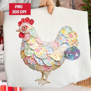 Peut inclure: Une figurine décorative de poule en tissu patchwork aux couleurs pastel. La crête et la barbichette sont rouges. Le corps est orné de motifs floraux et vichy. Le texte "PNG 300 DPI" est visible.