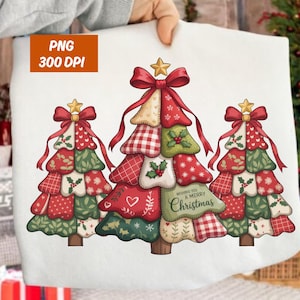 以下が含まれることがあります： 白地に3つのパッチワーククリスマスツリーが描かれたクリスマスデザイン。各ツリーには赤いリボン、金の星、赤と白のチェック、緑のヒイラギ、赤いハートなどの模様が施されています。「Wishing You a Merry Christmas」の文字が見えます。