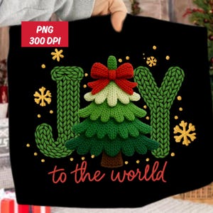 Puede incluir: Diseño navideño negro con un árbol de Navidad tejido y la palabra "JOY" en letras tejidas verdes. Un lazo rojo se encuentra en la parte superior del árbol, y la frase "to the world" está escrita en rojo. Acentos de estrellas doradas completan el diseño.