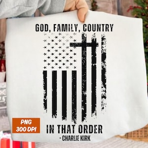 K&ouml;nnte beinhalten: Wei&szlig;es T-Shirt mit einem verblassten amerikanischen Flaggen-Design und einem Kreuz. Der Text "GOD, FAMILY, COUNTRY" steht &uuml;ber der Flagge, und "IN THAT ORDER - CHARLIE KIRK" steht darunter. Das Bild enth&auml;lt auch "PNG 300 DPI".