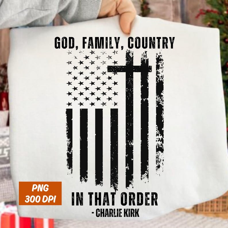 K&ouml;nnte beinhalten: Wei&szlig;es T-Shirt mit einem verblassten amerikanischen Flaggen-Design und einem Kreuz. Der Text "GOD, FAMILY, COUNTRY" steht &uuml;ber der Flagge, und "IN THAT ORDER - CHARLIE KIRK" steht darunter. Das Bild enth&auml;lt auch "PNG 300 DPI".