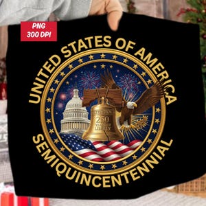 Puede incluir: Textil negro con un emblema dorado. El emblema dice "United States of America Semiquincentennial" y presenta el Capitolio, la Campana de la Libertad, un águila y la bandera estadounidense. También se ve el texto "250 Years of Liberty".